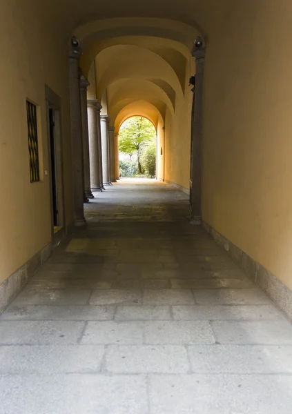 Arched hallway in an historic building in MIlan — Stock Photo, Image