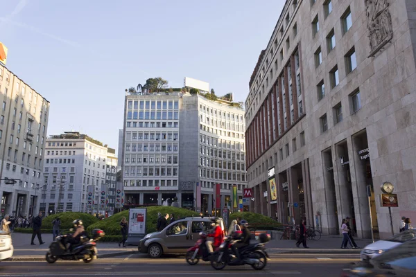 Edificios en Piazza San Babila Plaza de Milán — Foto de Stock