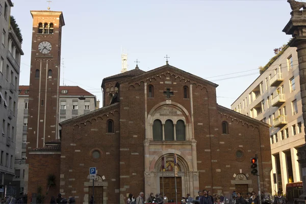 Piazza San Babila Kirche in Mailand bei Tag — Stockfoto
