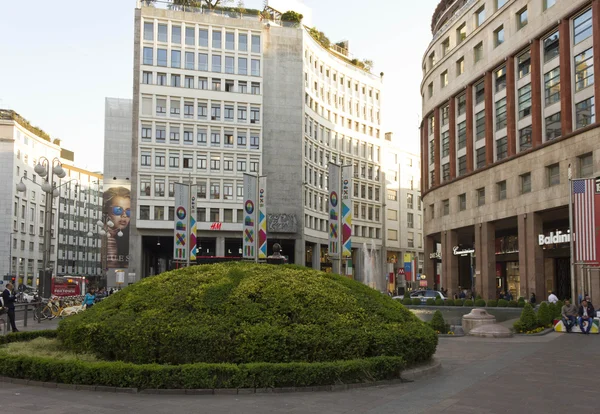 Edificios en Piazza San Babila Plaza de Milán — Foto de Stock