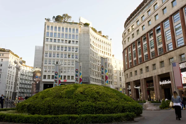 Edificios en Piazza San Babila Plaza de Milán — Foto de Stock