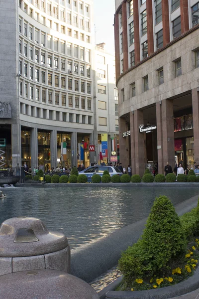 Artificial little lake in Piazza San Babila square in Milan — Stock Photo, Image