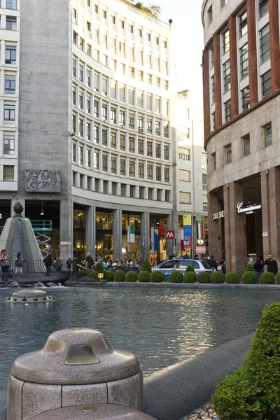 Künstlicher kleiner See auf dem Platz Piazza San Babila in Mailand — Stockfoto