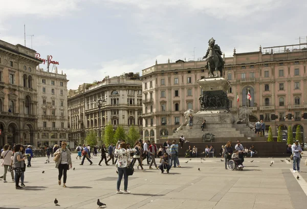 Praça do Duomo em Milão, monumento ao Rei Victor Emmanuel II — Fotografia de Stock