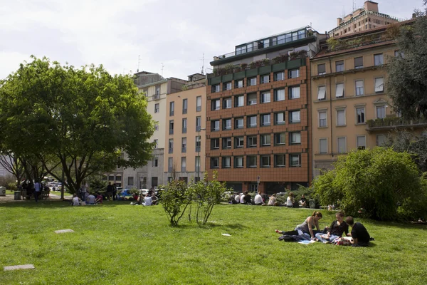 Asientos de los estudiantes en el jardín frente a la Universidad de Milán —  Fotos de Stock