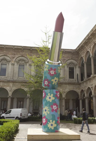 Giant sculpture of a lipstick by Alessandro Mendini at Milan Statale University — Stock Photo, Image