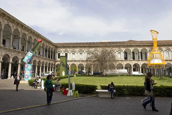 Sculpture géante d'un rouge à lèvres par Alessandro Mendini à l'Université Statale de Milan — Photo