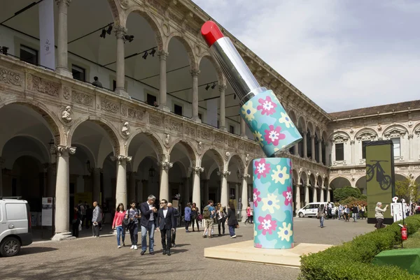 Giant sculpture of a lipstick by Alessandro Mendini at Milan Statale University — Stock Photo, Image