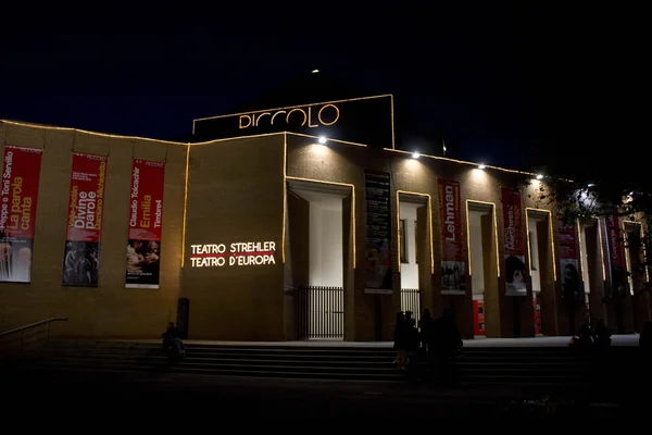 Vista nocturna del Teatro Piccolo de Milán, con persona a su alrededor — Foto de Stock