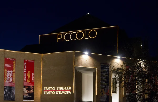 Noční pohled Piccolo Teatro v Miláně — Stock fotografie