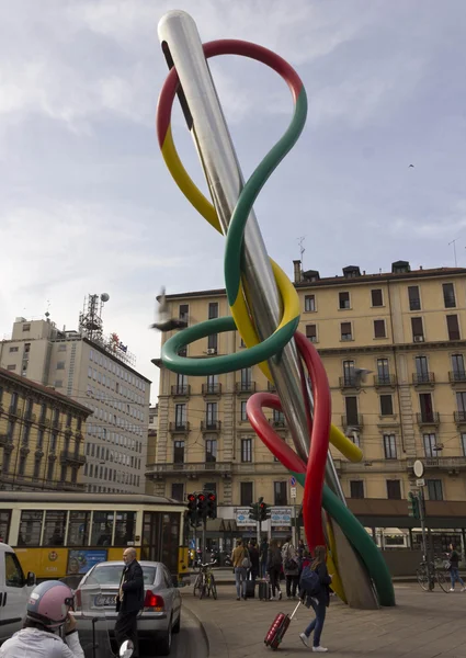 L 'obra de arte público Aguja, Hilo y nudo, en italiano Ago, Filo e Nodo en Piazza Cadorna en Milán —  Fotos de Stock