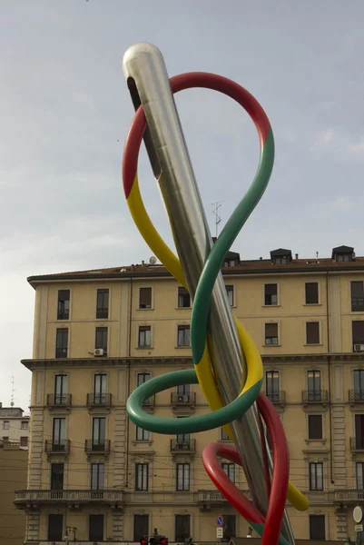 Primo piano dell'opera d'arte pubblica Ago e filo a Milano Piazza Cadorna — Foto Stock