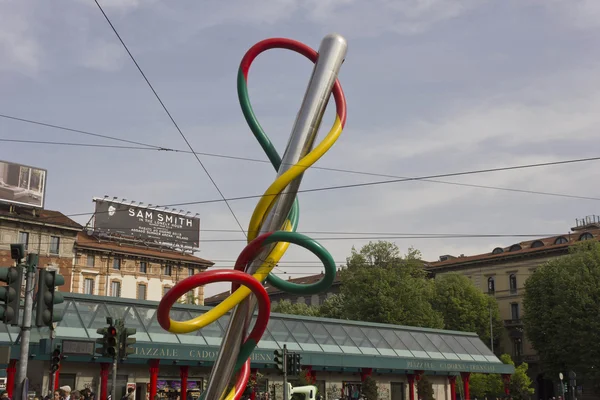 La gigantesca escultura de una aguja y amenaza en Piazza Cadorna —  Fotos de Stock