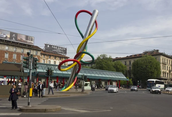 Escultura gigante de una aguja y amenaza en Piazza Cadorna en Milán —  Fotos de Stock