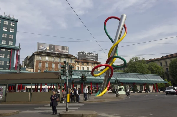 The giant sculpture of a needle and threat in Piazza Cadorna — Stock Photo, Image