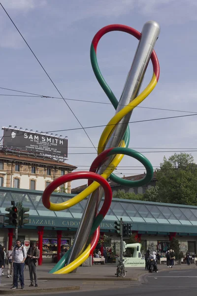 La gigantesca escultura de una aguja y una amenaza en Piazza Cadorna de Milán —  Fotos de Stock