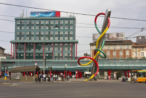 Piazza Cadorna in Milan, with its public artwork Ago e Filo — Stock Photo, Image