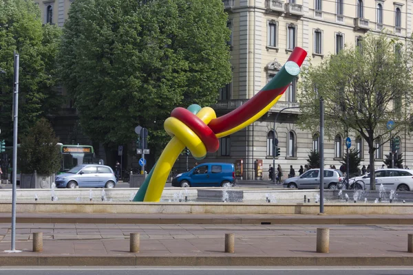 Escultura gigante nudo en Milán Piazza Cadorna —  Fotos de Stock