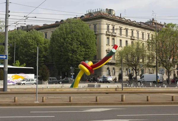 Knot giant sculpture in Milan Piazza Cadorna — Stock Photo, Image