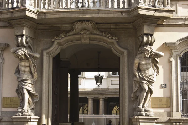 Entrée du Palazzo Arese Litta à Milan — Photo