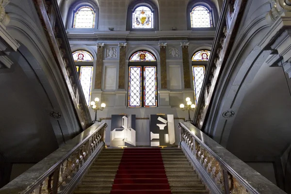 Monumentalne schody historyczne Litta Palace w mieście Mediolan — Zdjęcie stockowe