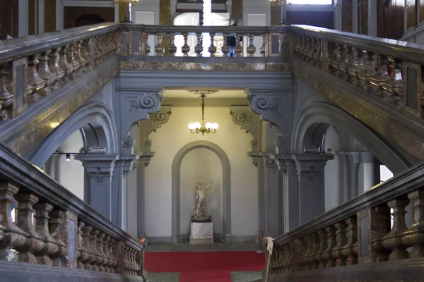 Escadaria do histórico Palazzo Arese Litta em Milão, Itália — Fotografia de Stock