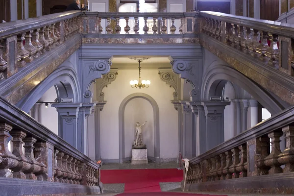 Лестница исторического Палаццо Арезе Литта в Милане, Италия — стоковое фото