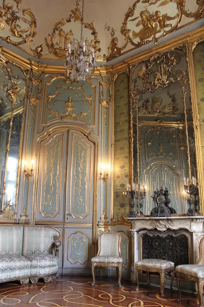 Interior de um quarto no histórico Palácio Litta em Milão — Fotografia de Stock