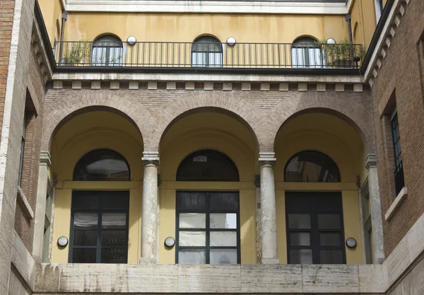 Architettura tradizionale nel centro di Milano — Foto Stock