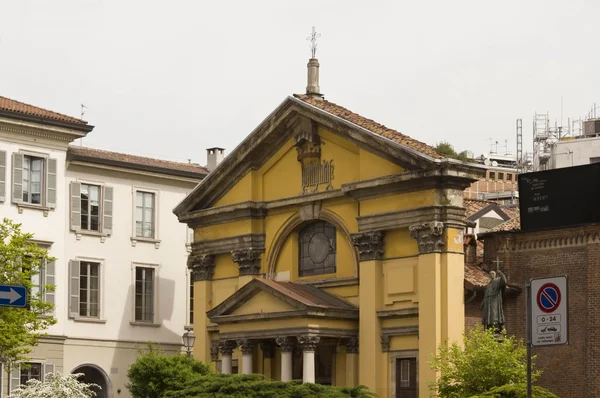 Außenansicht der Santa Maria Podone Kirche in Mailand — Stockfoto