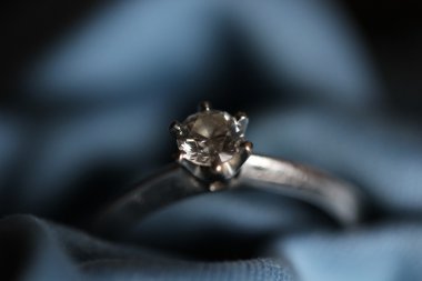 Nişan yüzüğü üzerinde mavi bir tekstil