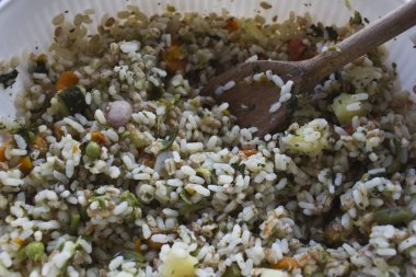 sebzeli pilav salata