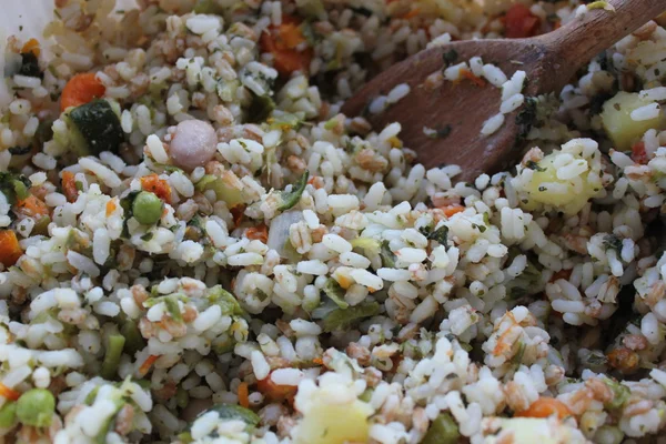 Reissalat mit Gemüse — Stockfoto