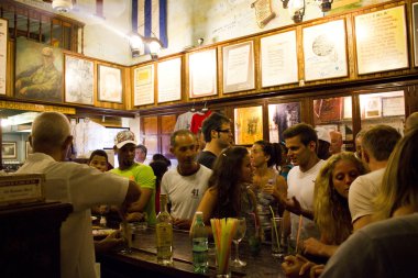 Bodeguita del Medio Havana (Küba'nın tipik bir restoran-bar içinde insanlar)