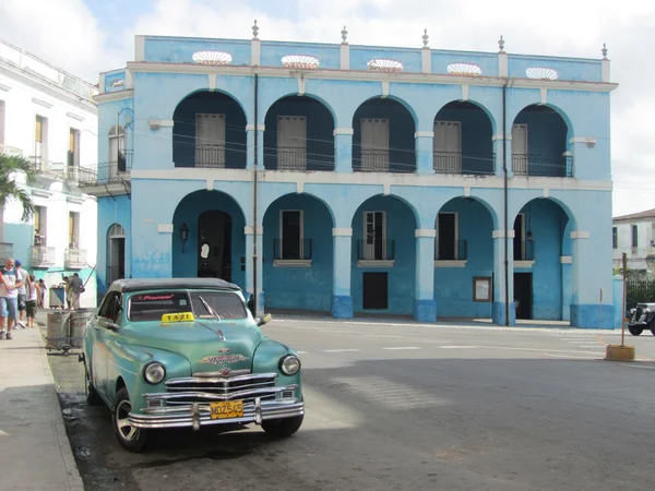 Palacio de Junco and a typical Cuban taxi — Stock Photo, Image