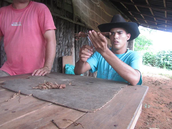 Cubaanse man doen typische cubano sigaren — Stockfoto