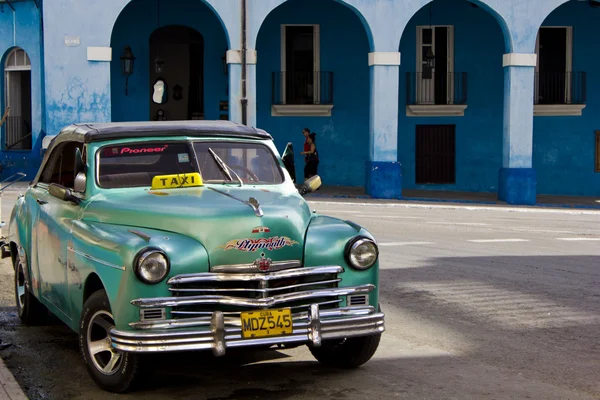 Palacio de Junco y un típico taxi cubano — Foto de Stock