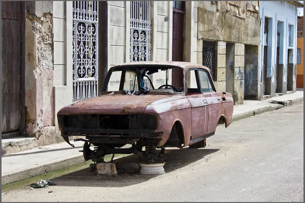 Eski moda terk edilmiş araba