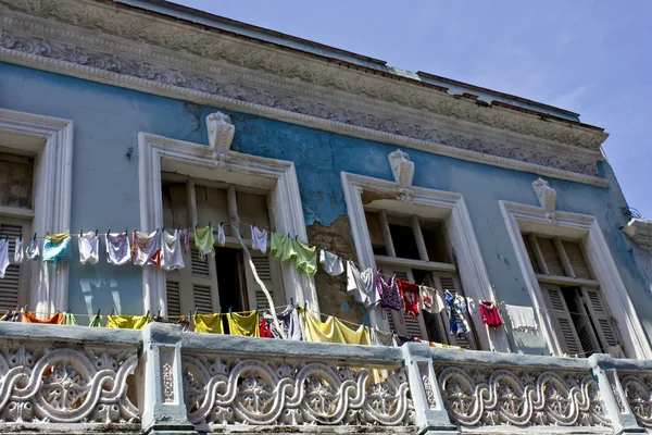 Clothes hang out in a typical colonial house — Stock Photo, Image