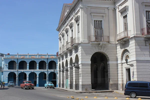 Palacio de Junco and a typical Cuban taxi — Stock Photo, Image