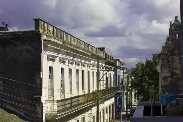 Зруйнований будинок на Малекон Гавана — стокове фото