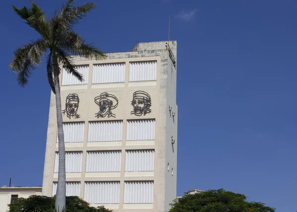 Ilustrované tváře Jose Marti, Fidel Castro a Che Guevary v Plaza revoluce — Stock fotografie