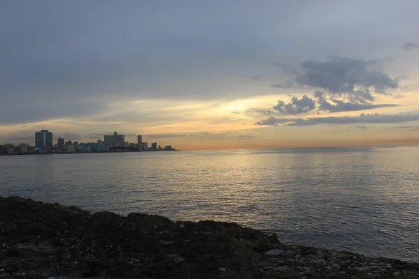 아바나의 Malecon 일몰 빛에 — 스톡 사진