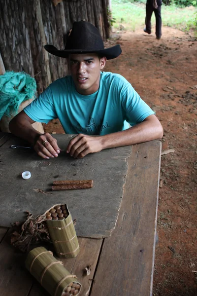 Un cubano che fa i tipici sigari cubani — Foto Stock
