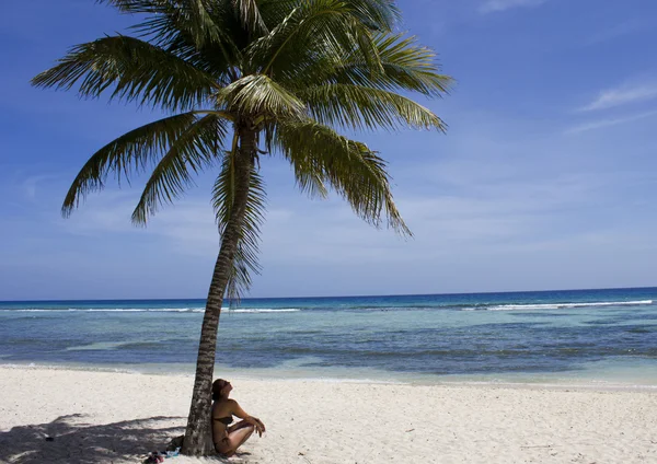 Alatt a tenyér, a kubai beach fehér homokos pihentető nő — Stock Fotó