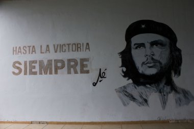 Che Guevara tarafından devrimci sloganı ile duvar komut dosyası