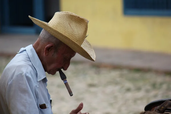 Oude man een sigaar roken — Stockfoto