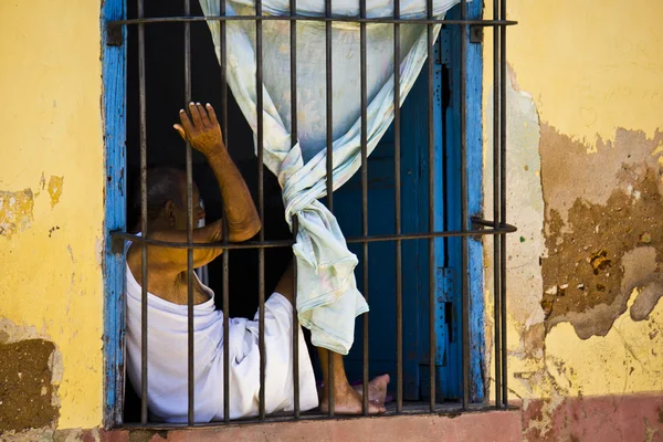 Hombres detrás de su ventana — Foto de Stock