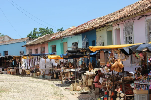 Mercado callejero típico de souvenirs en Trinidad —  Fotos de Stock