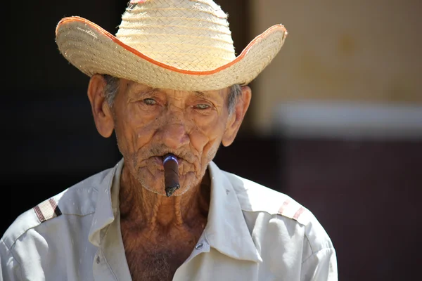 Velho fumando um charuto — Fotografia de Stock